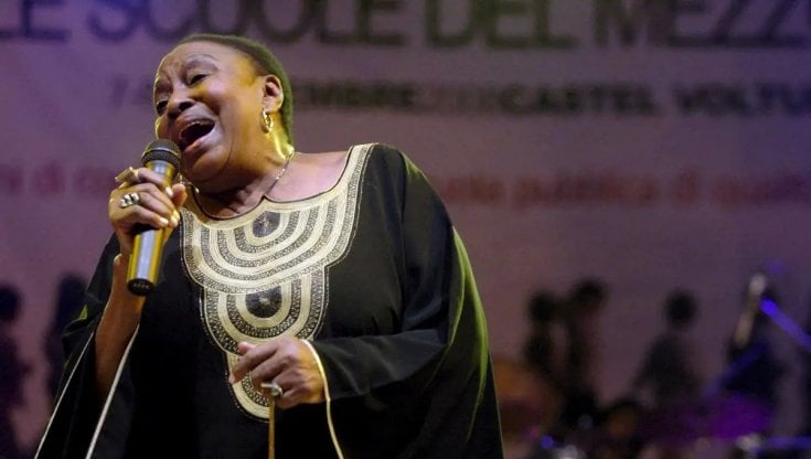Miriam Makeba durante il suo ultimo concerto a Castel Volturno nel 2008