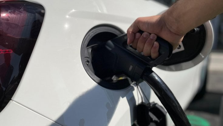 Ricaricare l'auto elettrica in autostrada? Quasi impossibile. Ecco perchè