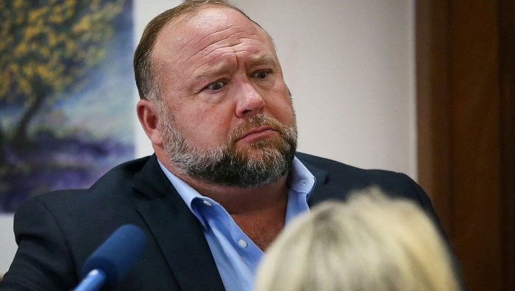 Aveva negato la strage di Sandy Hook, il complottista Alex Jones deve pagare 4 milioni per diffamazione