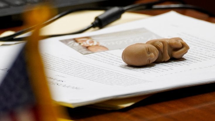 Una replica di plastica di un feto umano sul banco di un deputato dell'Indiana