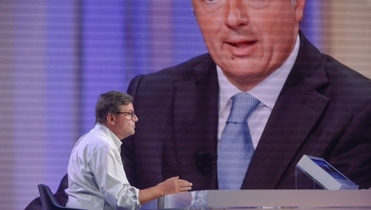 Carlo Calenda e sullo sfondo in video Matteo Renzi