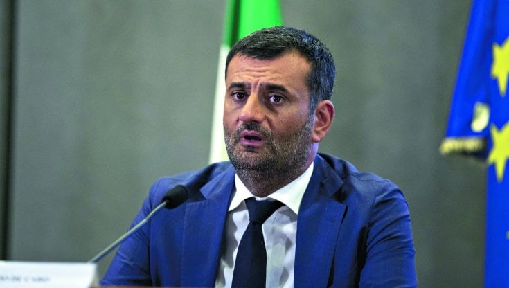 Clima, Decaro: "La rivoluzione verde deve partire dalle grandi città con trasporti pubblici gratuiti"