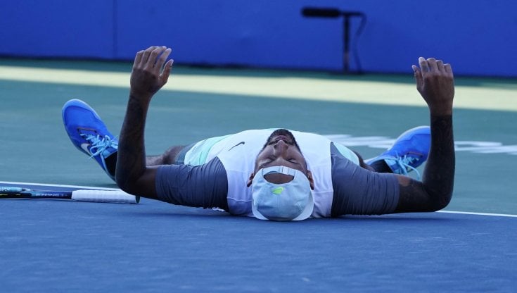 Nick Kyrgios si getta a terra dopo la vittoria a Washington