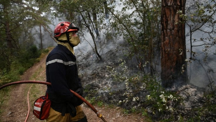 Pompieri al lavoro a Mostuejouls, nel sud della Francia, dove i fuochi avanzano nel Parco naturale "Grand Causses"