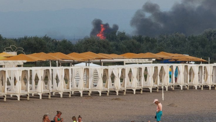 La base russa in Crimea in fiamme vicino ad alcuni bagnanti