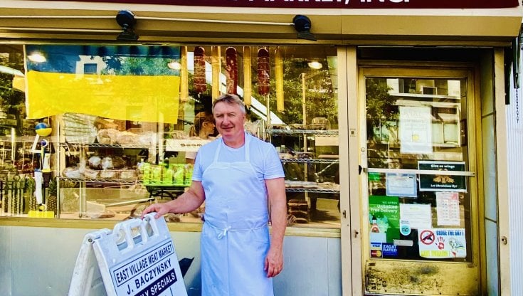 Andrew Ilnicki, 59 anni, davanti alla salumeria di Little Ukraine dove &egrave; entrato garzone e di cui ora &egrave; proprietario (Anna Lombardi)