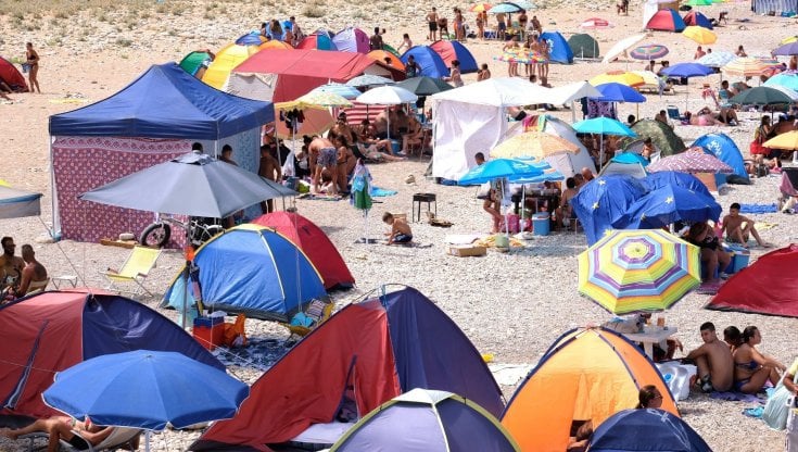 Coldiretti, i rincari spingono il pranzo al sacco in spiaggia: insalata di riso e macedonia i piatti preferiti