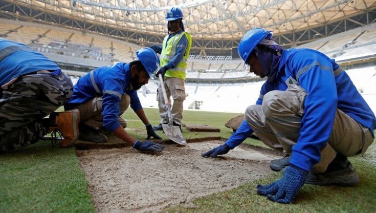 Qatar, sul fondo della scena dei Mondiali di Calcio ci sono i lavoratori migranti trattati come schiavi che vanno risarciti