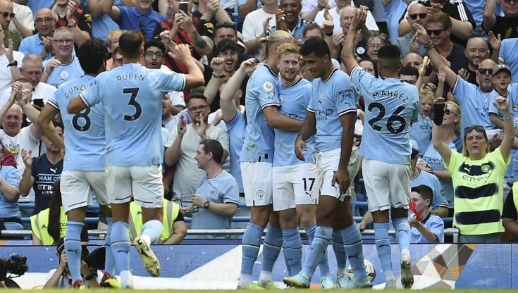 De Bruyne festeggiato dai compagni dopo il gol