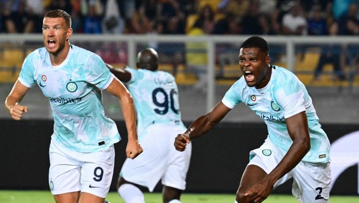 Dumfries esulta dopo il gol della vittoria