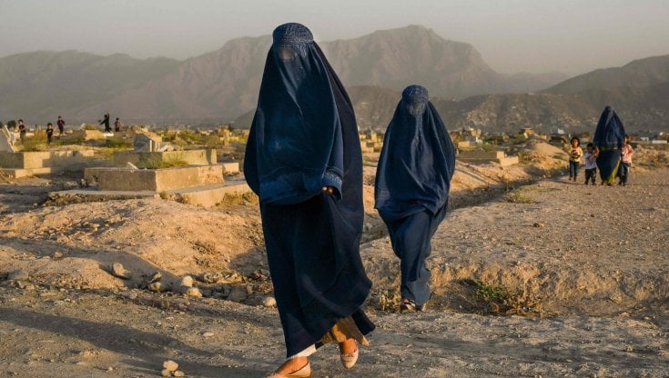 Afghanistan un anno dopo: donne da 300 giorni senza scuola. Karzai: "Non è Islam, ma un ordine pakistano"