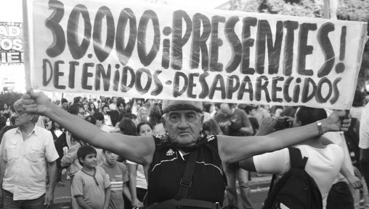 Argentina, desaparecidos: una mostra fotografica con le immagini dell'orrore negli anni oscuri della dittatura 