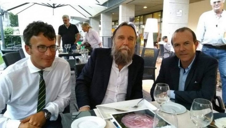 Diego Fusaro e Gianluca Savoini durante l'incontro con Aleksandr Dugin del 10 luglio 2019