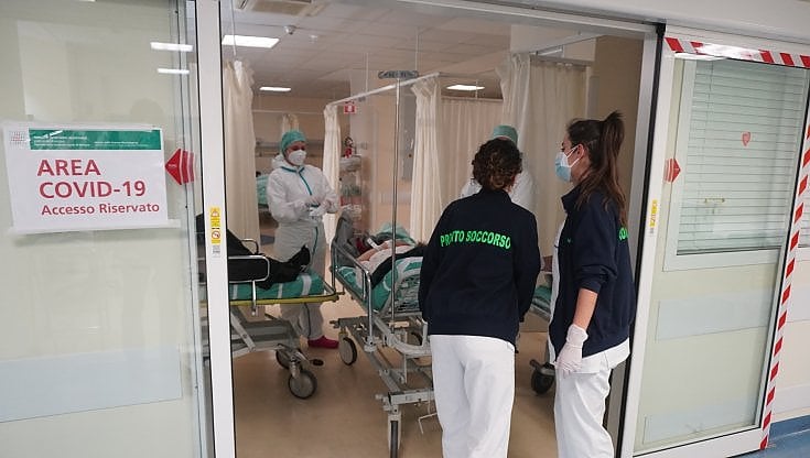 Covid, la hit parade dei sintomi di Omicron, la variante che arriva oggi al 100%