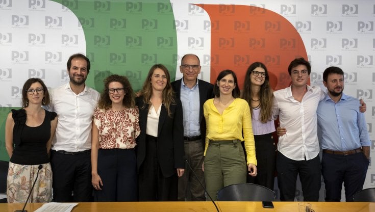 Silvia Roggiani, Marco Sarracino, Rachele Scarpa, Chiara Gribaudo, Enrico Letta, Elly Schlein, Caterina Cerroni, Paolo Romano e Raffaele La Regina durante la presentazione dei candidati e delle azioni del piano giovani del governo