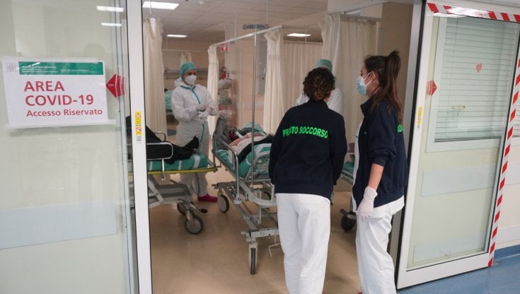 Covid, il virologo Burioni: "Troppi quasi 100 morti al giorno e stop agli antibiotici"