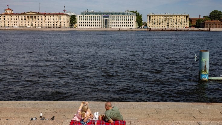 Picnic sulla Neva, il fiume che attraversa la citt&agrave;. Solitamente affollate di turisti stranieri, le sue rive in queste settimane accolgono per lo pi&ugrave; cittadini in cerca di relax e visitatori russi. foto di Claudio Sforza 