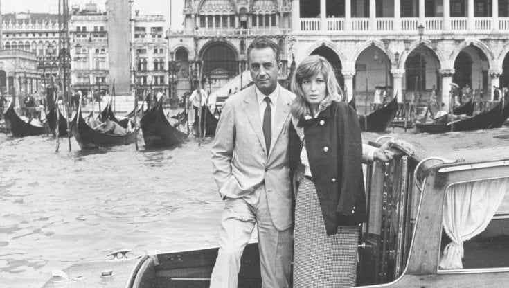 Michelangelo Antonioni e Monica Vitti al Lido nel 1962. Getty Images