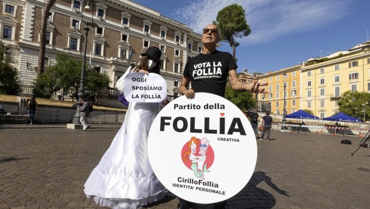 Il finto matrimonio inscenato da Giuseppe Cirillo del Partito della follia. MASSIMO PERCOSSI / ansa