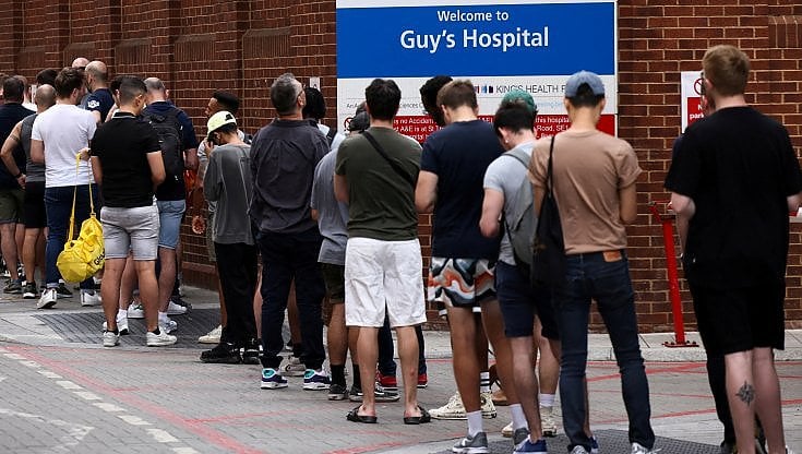 La fila per ricevere il vaccino a Londra