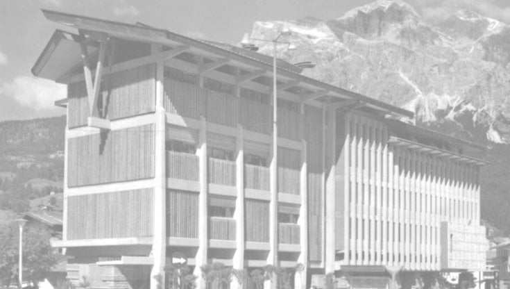 Palazzo Telve a Cortina, progettato da Edoardo Gellner, in una foto in bianco e nero