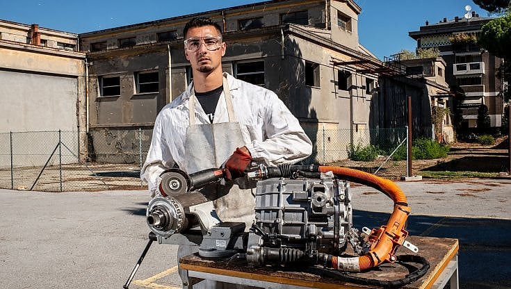 Gianluca Torta taglia un motore elettrico con la fiamma ossidrica nel dipartmento di chimica industriale dell'universit&agrave; di Bologna, presso il tecnopolo di Rimini. Foto di Elisabetta Zavoli