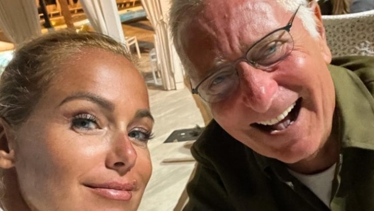 Con il marito Paolo Bonolis (foto Instagram)