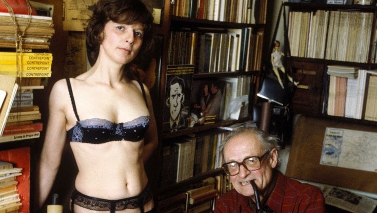L&eacute;o Malet (1909-1996) in una curiosa foto del 1990; la didascalia recita: &ldquo;Malet e le sue muse&rdquo;.&nbsp; Marc GANTIER/Gamma-Rapho via Getty Images