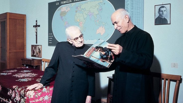 Giacomo Alberione (con gli occhiali) che ebbe l&rsquo;idea del settimanale. archivio famiglia cristiana