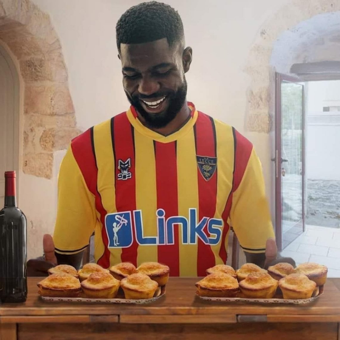 Il fotomontaggio con Umtiti alle prese con i pasticciotti