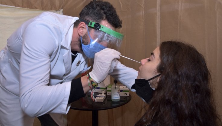 Covid, l'Rt è ancora sotto la soglia di sicurezza (0,77) ma l'incidenza risale