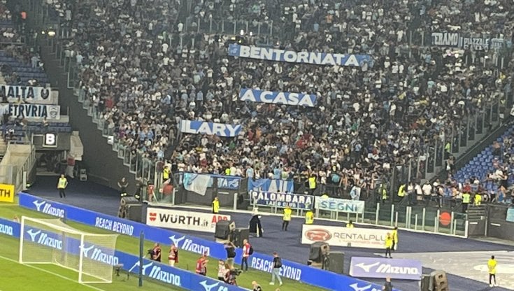 Lo striscione dei laziali per Ilary Blasi