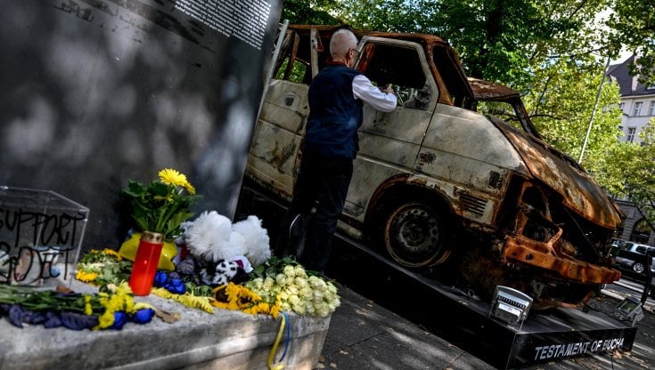 Un'auto distrutta a Bucha: &egrave; uno degli oggetti esposti a Berlino in una mostra sull'invasione russa dell'Ucraina