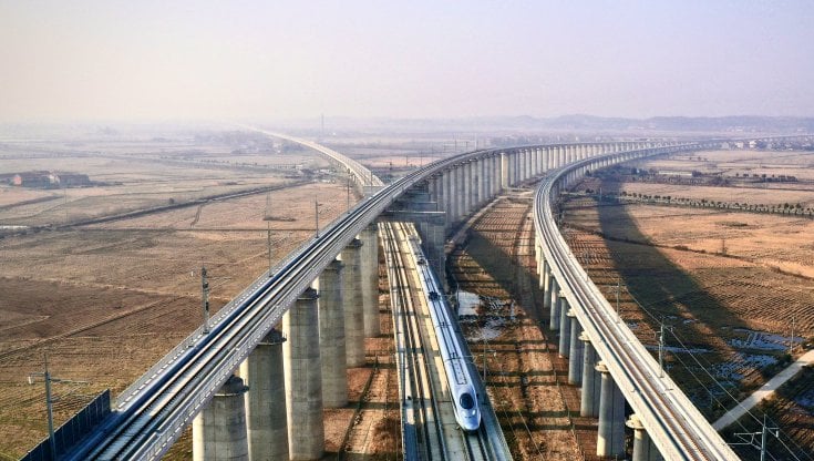 La linea ferroviaria ad alta velocit&agrave; tra Anqing e Jiujiang, nella provincia del Jiangxi