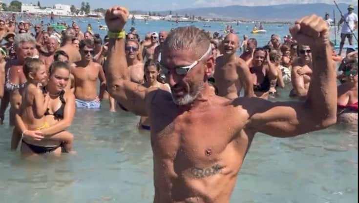 Il giro attorno alla Sardegna in ricordo della figlia: "Nuotavo e piangevo pensando alla mia Amelia"