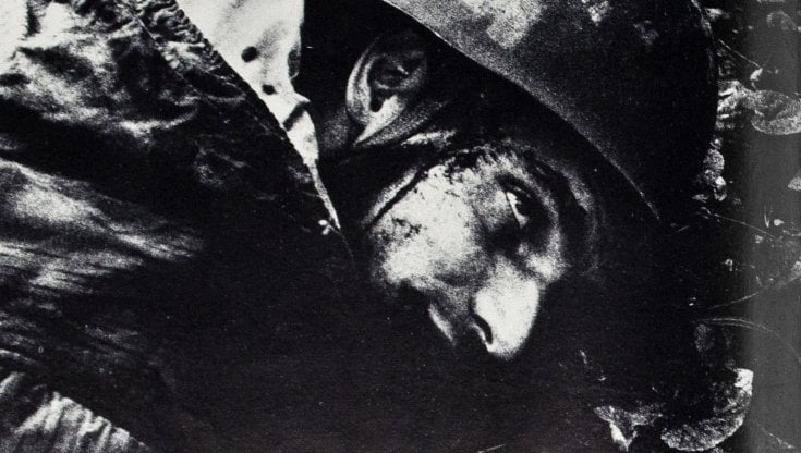 Un particolare del finto reportage di guerra di Bruno Vidoni Dalla zona del fuoco di paglia, del 1971