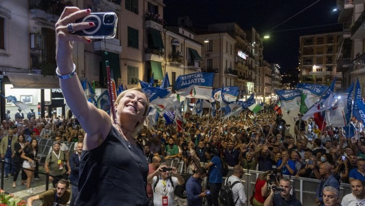 Giorgia Meloni durante il comizio elettorale a Cosenza, i Calabria