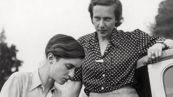 Ella Maillart (al centro) con Annemarie Schwarzenbach prima di partire per l&rsquo;Afghanistan, 1939. &copy; Gilbert Meylan