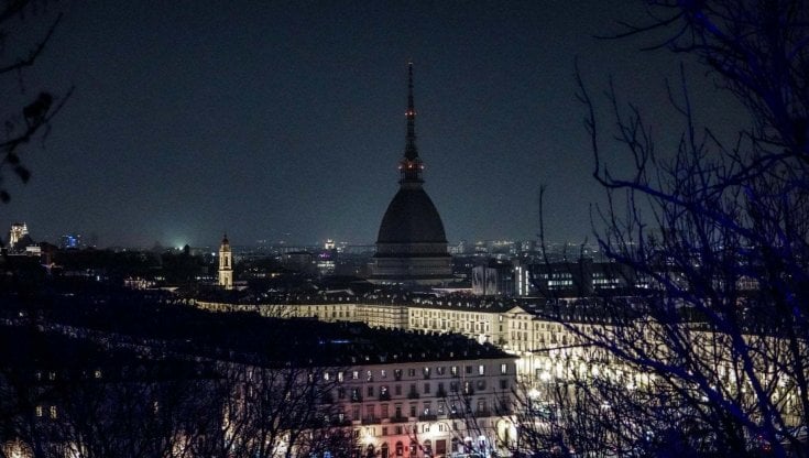 Luci spente e orari ridotti, una vita più rallentata ci salverà dalle crisi energetica