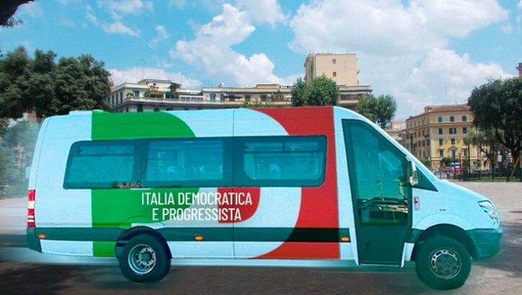 Il minibus elettrico del Pd