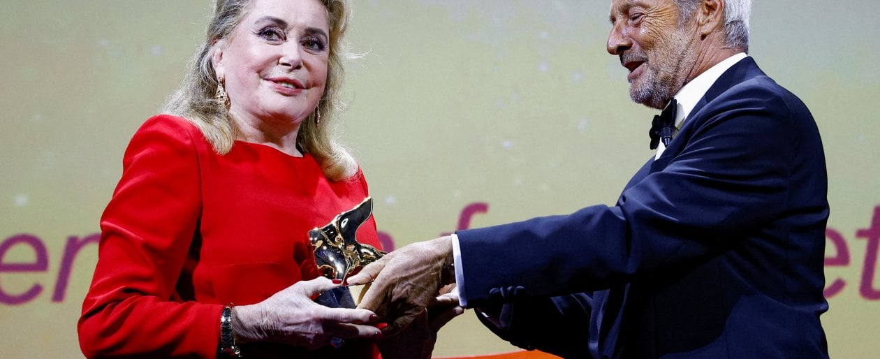Mostra del Cinema di Venezia 2022: Leone d'oro a Catherine Deneuve. Zelenski: "Guerra un orrore senza le musiche di Morricone"