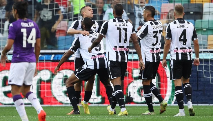 Beto festeggia con i compagni il gol vittoria