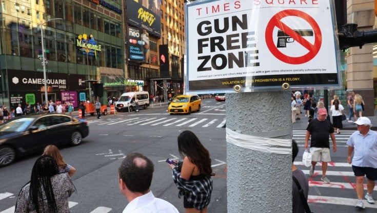 New York, entra in vigore il divieto alle armi  a Times Square