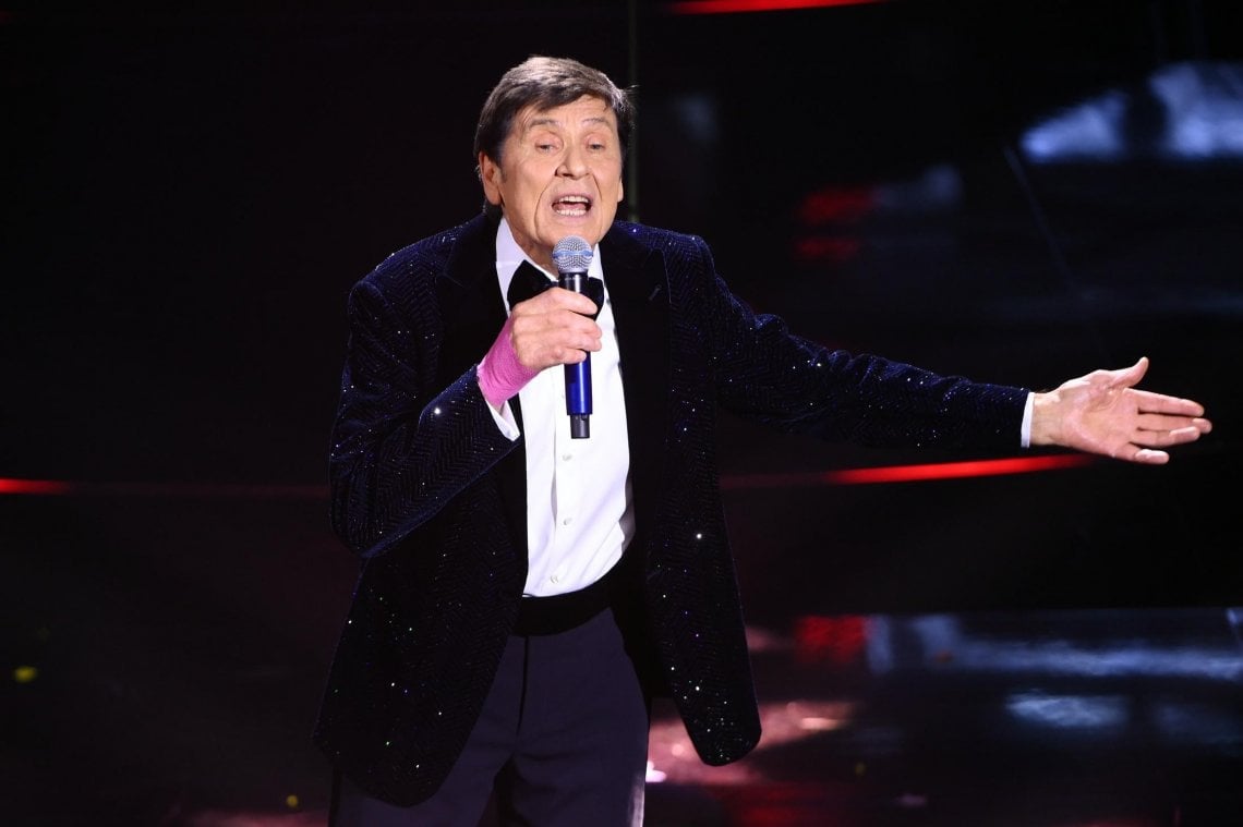 Gianni Morandi al Festival di Sanremo 2022 con la mano destra avvolta in una fascia protettiva