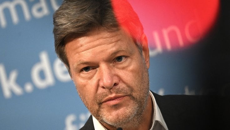 Il ministro dell'Economia Robert Habeck annuncia a Berlino il piano per un quinto rigassificatore 