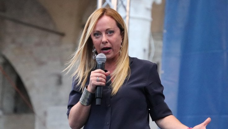 Meloni a Cernobbio passando da Londra. La leader indossa l’abito moderato per l’establishment