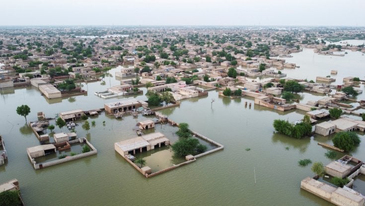 La citt&agrave; di Dera Allah Yar, in Pakistan, dopo le disastrose piogge monsoniche dell'ultima settimana