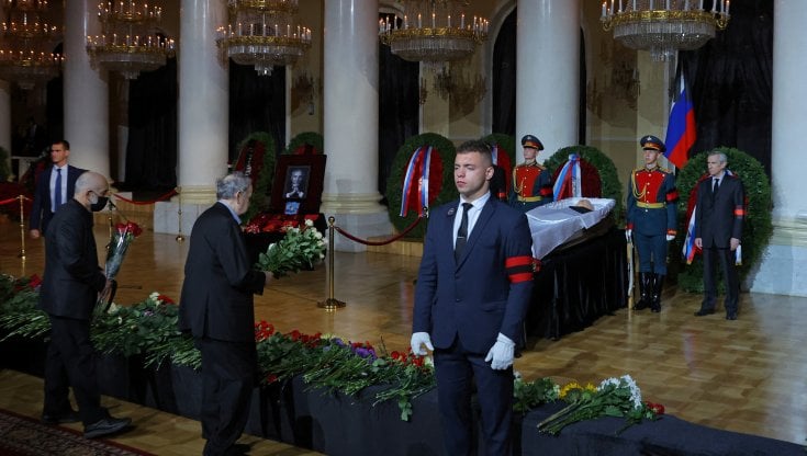 Duemila persone in fila a Mosca per i funerali di Gorbaciov