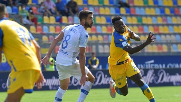 Una fase della gara tra Frosinone e Como
