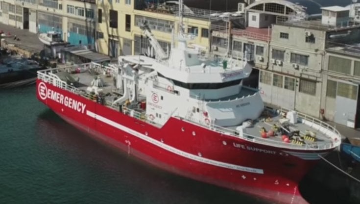 Migranti, dall'autunno nel Mediteranneo la nave di Emergency: "L'ultimo sogno di Gino Strada per salvare vite umane" 